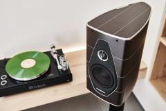 nova-I-w-McIntosh-2-angle-down-1000w