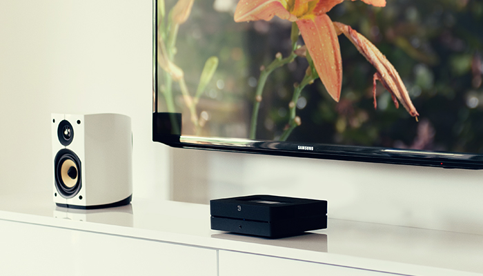 POWERNODE-2i-Feature-w-PSB Imagine Mini Speakers-x-On-credenza-with-TV-Compliments of https://www.bluesound.com/products/powernode-2i/